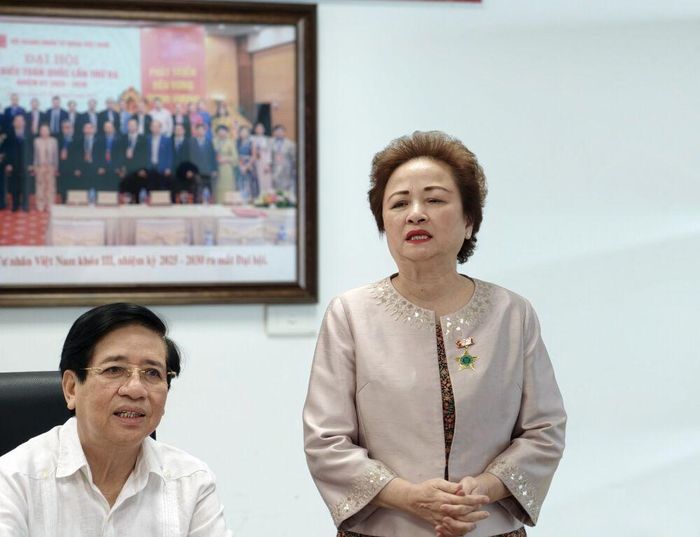 Bà Nguyễn Thị Nga - Quyền Chủ tịch Hội DNTNVN bày tỏ niềm xúc động khi nhận Quyết định.