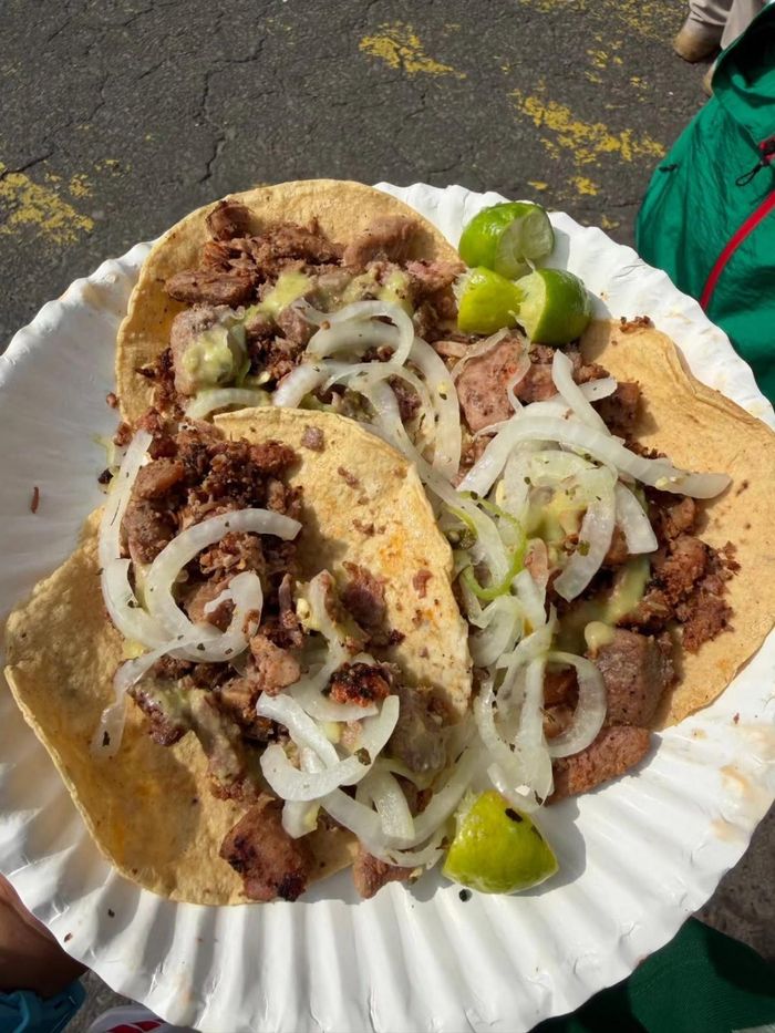 Bình thường, giá một chiếc taco đường phố ở Mexico City dao động quanh mức 10–15 peso, tức chưa tới 1 USD.