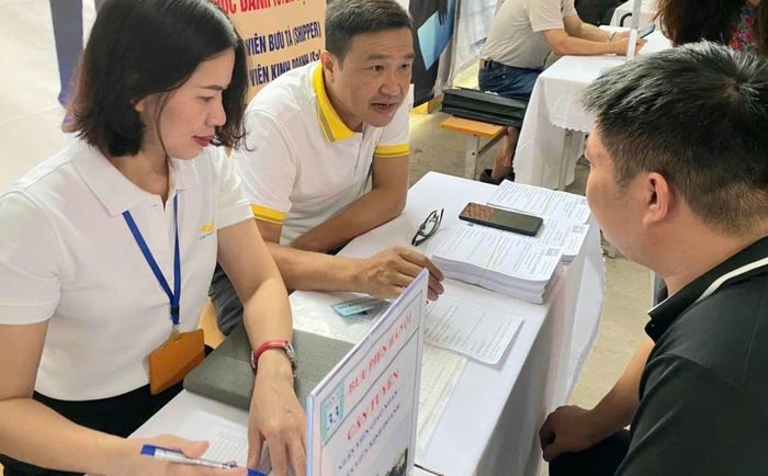 Bộ phận nhân sự của doanh nghiệp trao đổi với người lao động khi tuyển dụng. Ảnh: Nhật Dương.