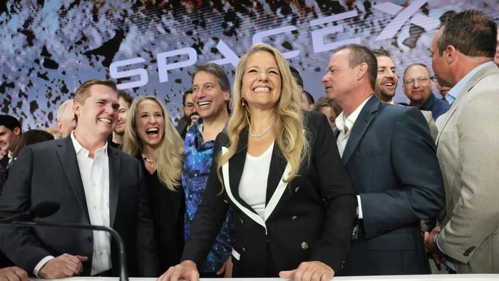 Bà Gwynne Shotwell, Chủ tịch kiêm Giám đốc vận hành SpaceX, ăn mừng cùng gia đình và các nhân viên SpaceX khác tại Nasdaq MarketSite ở New York ngày 12/6/2026 - Ảnh: Getty Images