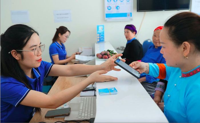 Nhiều thuê bao VinaPhone đến điểm giao dịch của nhà mạng để tiến hành xác thực thông tin.