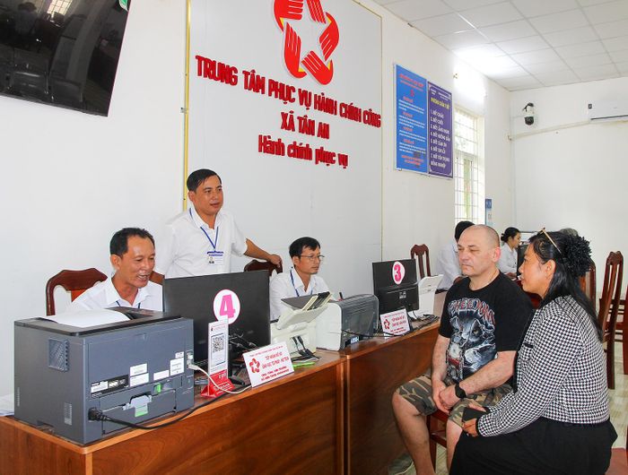 Người dân đến Trung tâm Phục vụ hành chính công xã Tân An làm thủ tục đăng ký kết hôn. Ảnh: MINH HIỂN