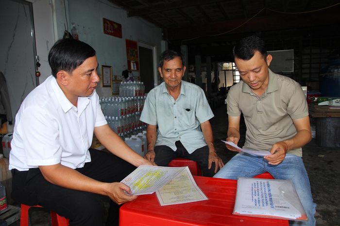 Ông Cù Quang Hiền - Phó Giám đốc Trung tâm Phục vụ hành chính công xã Tân An tìm hiểu nhu cầu, hỗ trợ người dân giải quyết thủ tục hành chính. Ảnh: MINH HIỂN