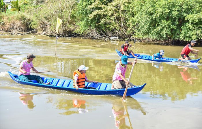Đua xuồng ba lá tại xã Vĩnh Bình. Ảnh: THỦY TIÊN