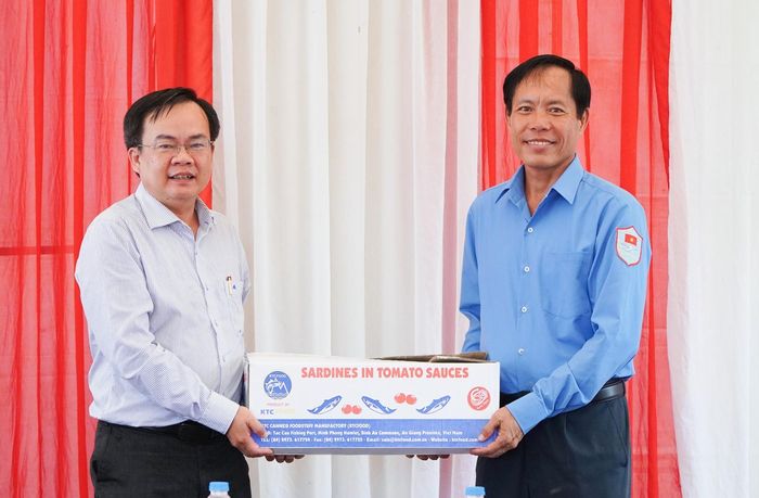 Phó Chủ tịch Ủy ban MTTQ Việt Nam tỉnh An Giang Ngô Phương Vũ trao quà Đội K93.