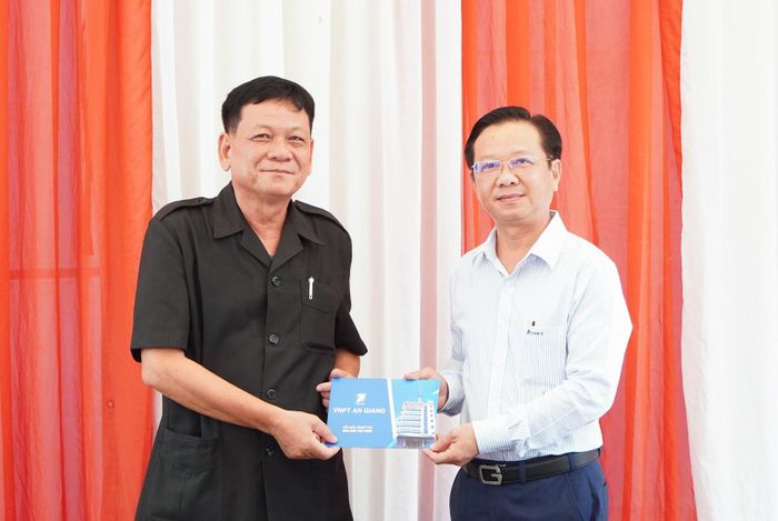 Đại diện VNPT An Giang tặng quà Đội K93.