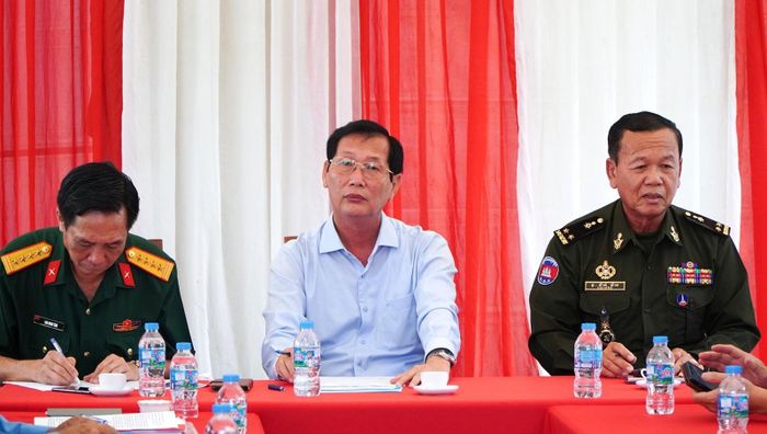 Phó Chủ tịch UBND tỉnh, Trưởng ban Chuyên trách tỉnh An Giang Lê Văn Phước tại buổi thăm