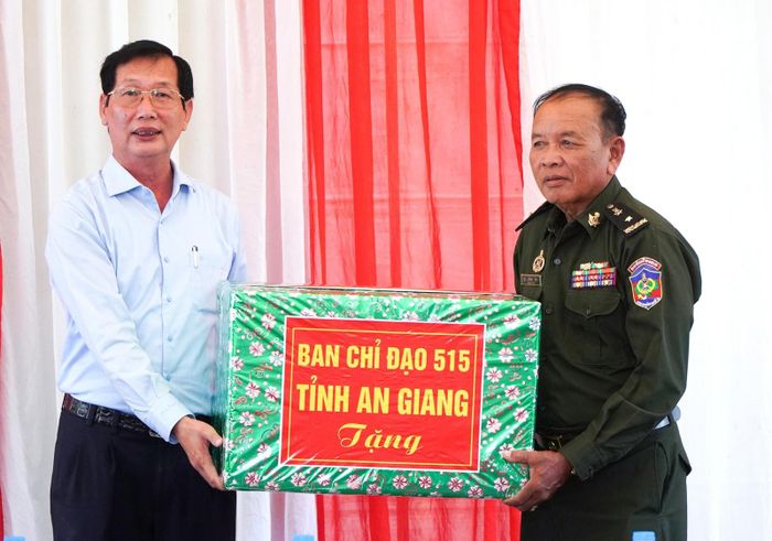 Phó Chủ tịch UBND tỉnh, Trưởng ban Chuyên trách tỉnh An Giang Lê Văn Phước trao quà cho lực lượng quân sự tỉnh Kampong Speu.