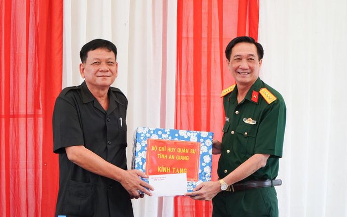 Đại tá Cao Minh Tâm, Phó Chính ủy Bộ Chỉ huy Quân sự tỉnh An Giang trao quà Đội K93.