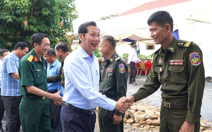 Phó Chủ tịch UBND tỉnh, Trưởng ban Chuyên trách tỉnh An Giang Lê Văn Phước gặp gỡ lực lượng tỉnh Kampong Speu bảo vệ Đội K93 thực hiện nhiệm vụ quy tập hài cốt liệt sĩ.