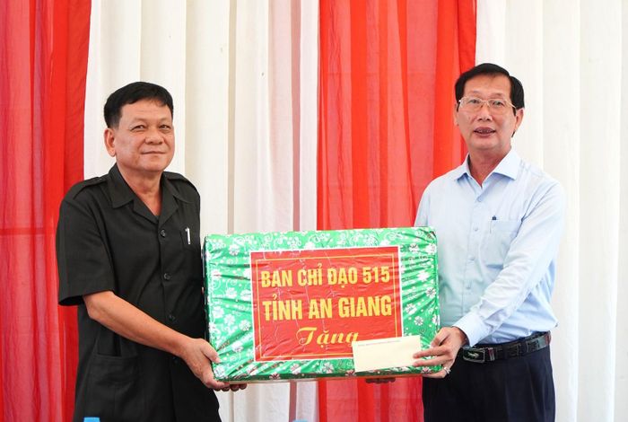 Phó Chủ tịch UBND tỉnh, Trưởng ban Chuyên trách tỉnh An Giang Lê Văn Phước trao quà cho Đội K93.