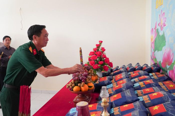 Đoàn công tác thắp hương tại nhà quàn Đội K93.