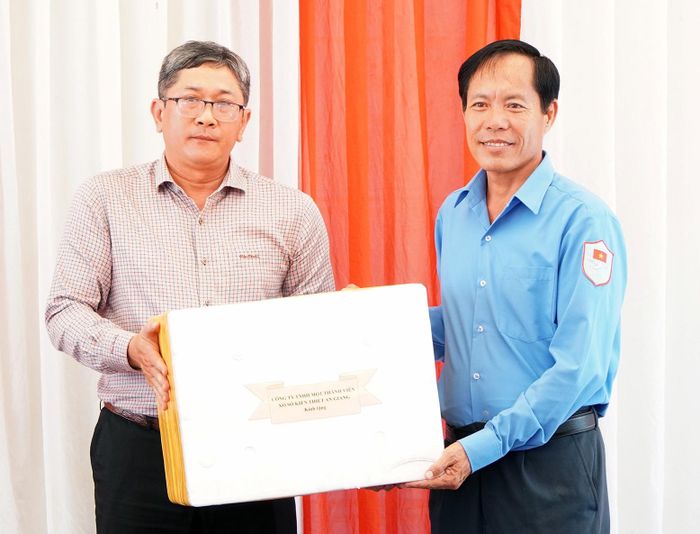 Đại diện Công ty TNHH Một thành viên Xổ số Kiến thiết An Giang tặng quà Đội K93.