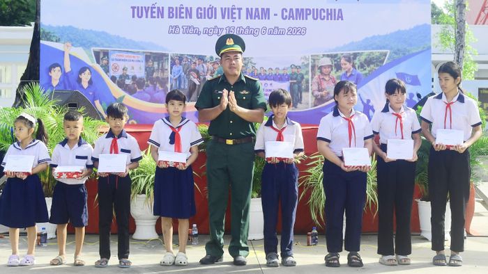 Đồn Biên phòng Cửa khẩu quốc tế Hà Tiên tặng quà cho thiếu nhi có hoàn cảnh khó khăn trên địa bàn phường.