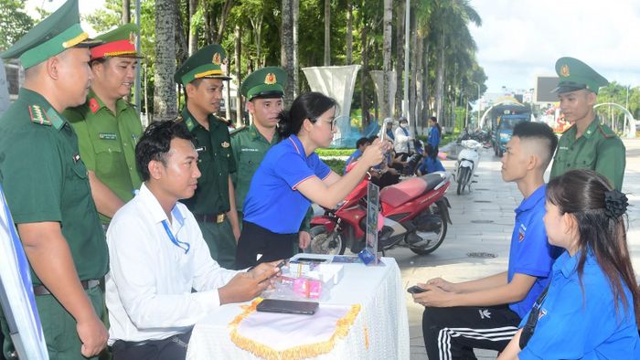 Đoàn phường Hà Tiên tặng sim điện thoại miễn phí và hỗ trợ đăng ký kích hoạt định danh điện tử mức 2.