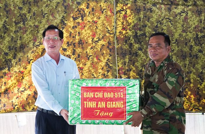 Phó Chủ tịch UBND tỉnh, Trưởng Ban Chuyên trách tỉnh An Giang Lê Văn Phước trao quà cho lực lượng quân sự tỉnh Takeo.