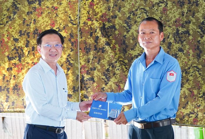 Đại diện VNPT An Giang tặng quà cho Đội K93.