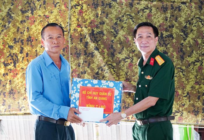 Đại tá Cao Minh Tâm, Phó Chính ủy Bộ Chỉ huy Quân sự tỉnh An Giang trao quà cho Đội K93.