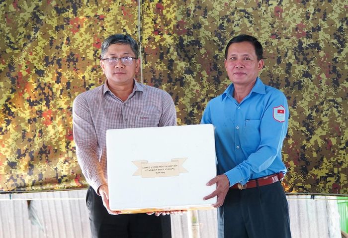 Đại diện Công ty TNHH MTV Xổ số Kiến thiết An Giang tặng quà cho Đội K93.