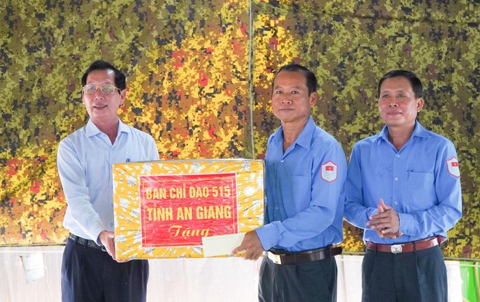 Phó Chủ tịch UBND tỉnh, Trưởng Ban Chuyên trách tỉnh An Giang Lê Văn Phước trao quà cho Đội K93.