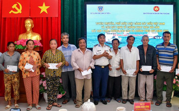 Bộ Tư lệnh Vùng Cảnh sát biển 4 tặng quà các gia đình chính sách, gia đình ngư dân có hoàn cảnh khó khăn trên địa bàn đặc khu Thổ Châu.