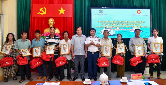 Bộ Tư lệnh Vùng Cảnh sát biển 4 tặng cờ Tổ quốc, ảnh Bác Hồ và túi thuốc y tế cho ngư dân, chủ phương tiện, thuyền trưởng tàu cá.