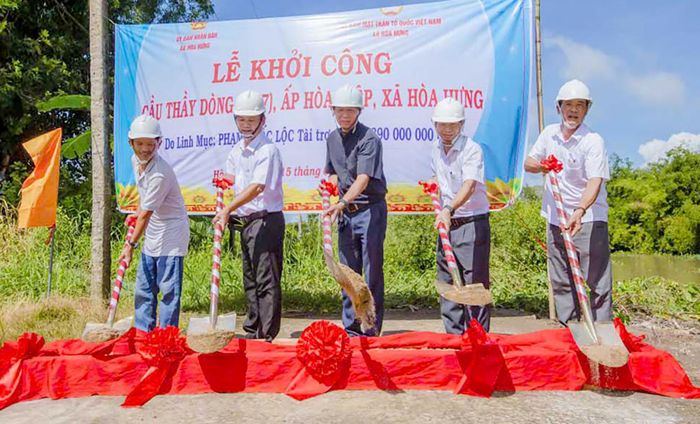 Đại biểu thực hiện nghi thức khởi công cầu Cầu Kênh Thầy Dòng Mới.