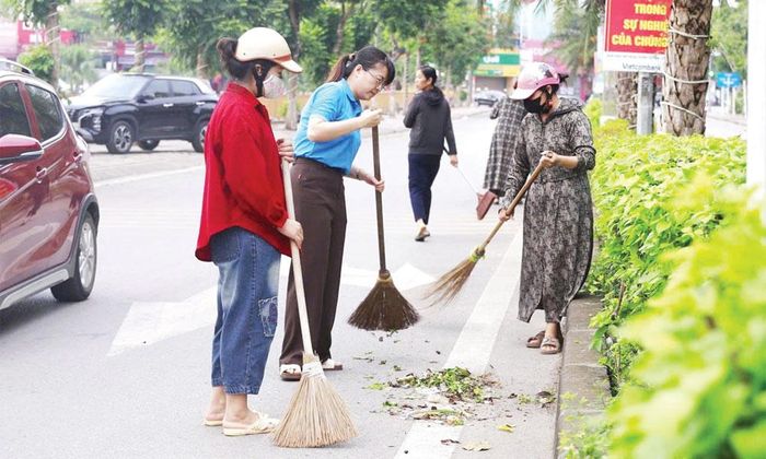  Cán bộ, hội viên phụ nữ phường Chũ tích cực tổ chức ra quân vệ sinh môi trường. 
