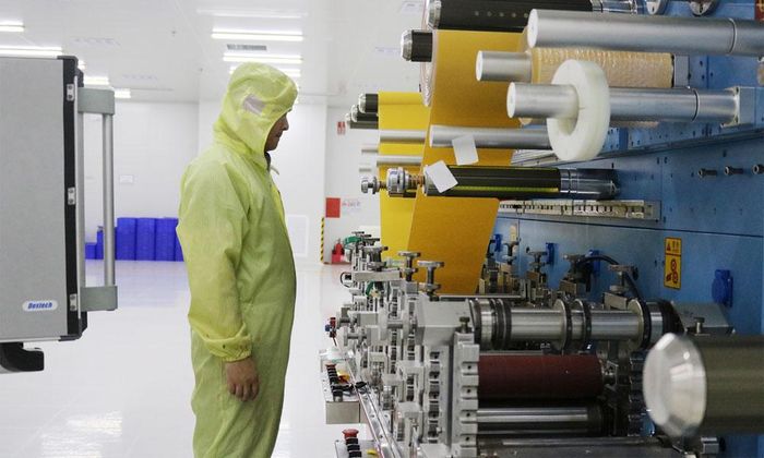 Nhiều công ty tại Khu công nghiệp Hòa Phú đưa vào sử dụng các thiết bị hiện đại nhằm giảm nhân công vận hành, tăng năng suất lao động. Ảnh: Dây chuyền sản xuất tại Công ty trách nhiệm hữu hạn Bromake Việt Nam.