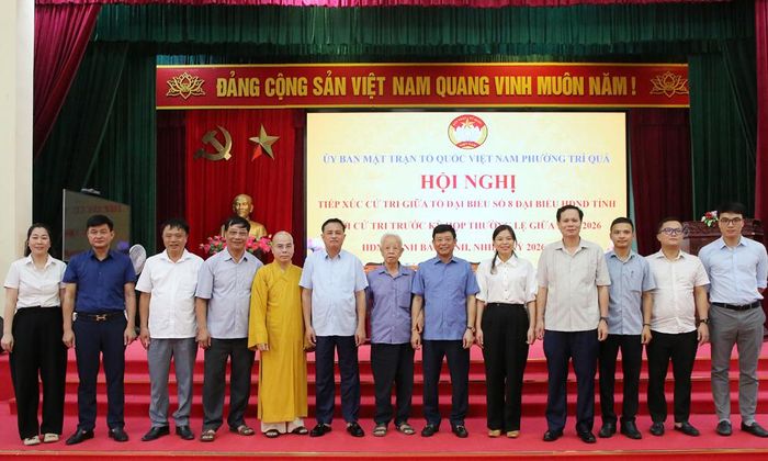 Đồng chí Phó Chủ tịch UBND tỉnh Ngô Tân Phượng, các đại biểu Tổ số 8 HĐND tỉnh với cử tri phường Trí Quả.