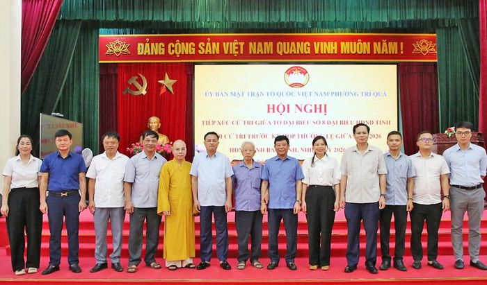 Đồng chí Phó Chủ tịch UBND tỉnh Ngô Tân Phượng, các đại biểu Tổ số 8 HĐND tỉnh với cử tri phường Trí Quả. 