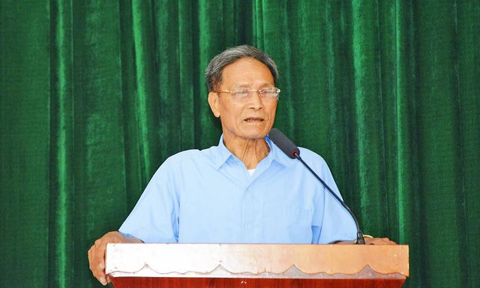  Cử tri thôn Chính Trung nêu đề xuất, kiến nghị tại buổi tiếp xúc. 