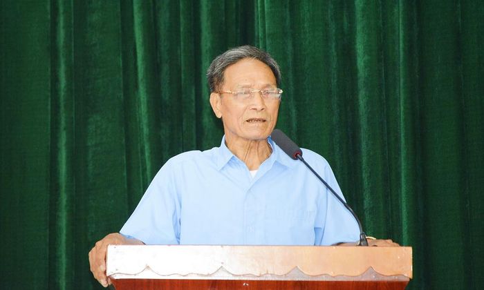  Cử tri thôn Chính Trung nêu đề xuất, kiến nghị tại buổi tiếp xúc. 