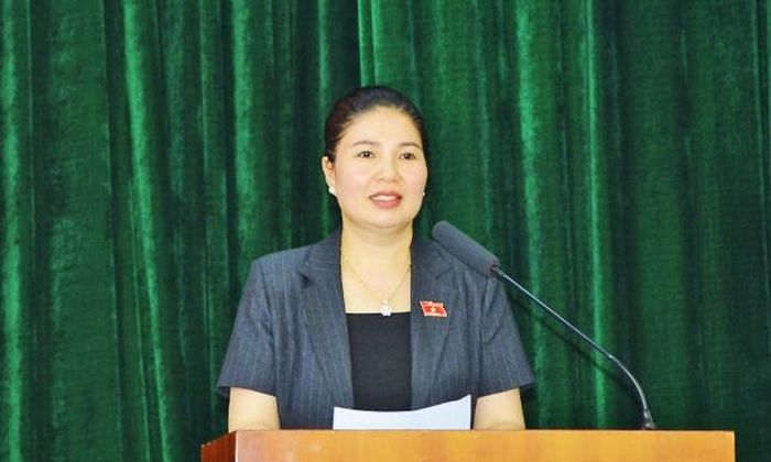  Đồng chí Trần Thị Vân phát biểu tại buổi tiếp xúc cử tri xã Yên Trung. 