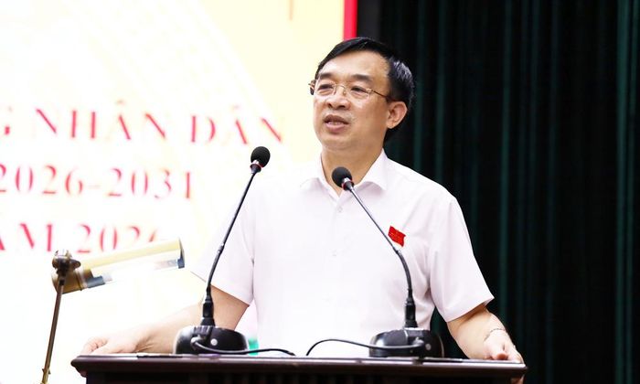  Đồng chí Nguyễn Đình Lợi tiếp thu ý kiến cử tri phường Quế Võ. 