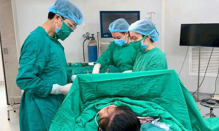 Ê-kíp Bệnh viện Sản - Nhi Bắc Ninh số 1 phẫu thuật bóc u xơ tử cung trong mổ lấy thai cho sản phụ Nguyễn Thị Quế.