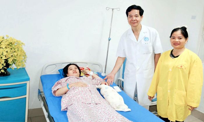 Bác sĩ Lê Công Tước thăm hỏi, động viên mẹ con chị Nguyễn Thị Quế sau phẫu thuật.