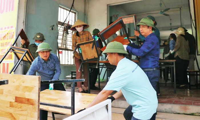  Cán bộ, hội viên Hội Nông dân tỉnh và xã Lương Tài tham gia hỗ trợ người dân thôn Tử Nê (xã Lương Tài) di dời tài sản đến nơi tạm cư. 