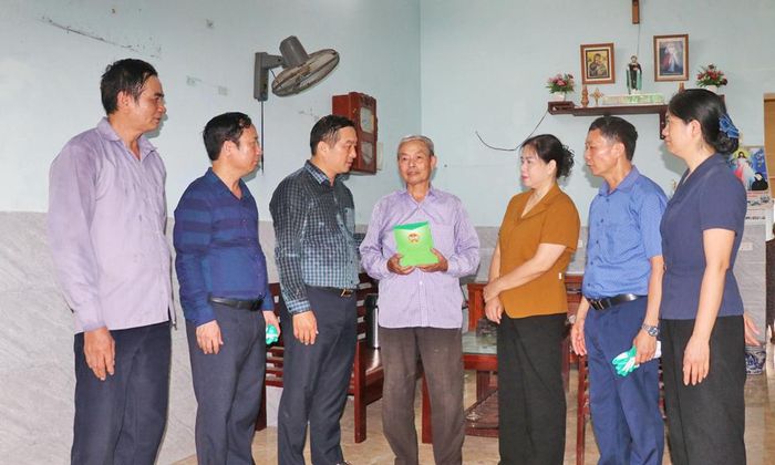  Lãnh đạo Hội Nông dân tỉnh tặng quà cho gia đình hội viên có hoàn cảnh khó khăn Nguyễn Văn Nhân ở thôn Tử Nê (xã Lương Tài). 