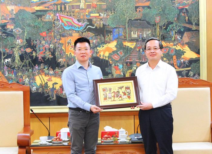  Đồng chí Phạm Hoàng Sơn tặng tranh dân gian Đông Hồ cho ông Richard Zeng. 