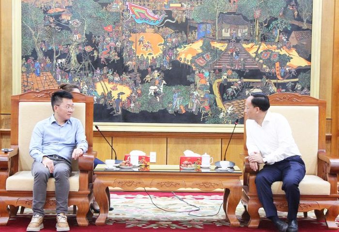  Đồng chí Phạm Văn Thịnh cung cấp một số thông tin cho nhà đầu tư. 