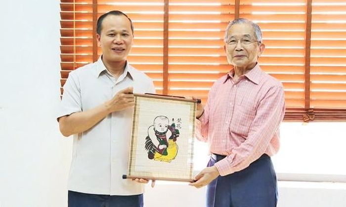  Đồng chí Mai Sơn tặng tranh dân gian Đông Hồ cho ông Yushita Hiroyuki. 