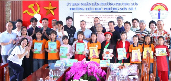  Đoàn đến thăm, tặng quà học sinh Trường Tiểu học Phượng Sơn số 3. 