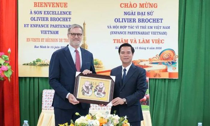 Phó Chủ tịch UBND tỉnh Bắc Ninh Lê Xuân Lợi trao quà lưu niệm cho Đại sứ nước Cộng hòa Pháp tại Việt Nam Olivier Brochet.