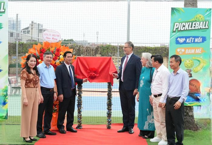 Đại sứ nước Cộng hòa Pháp tại Việt Nam Olivier Brochet, lãnh đạo tỉnh Bắc Ninh cùng đoàn công tác dự lễ khánh thành sân Pickleball tại Cơ sở Bảo trợ xã hội tổng hợp Bắc Ninh.