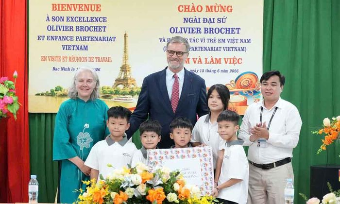 Ngài Đại sứ Cộng hòa Pháp trao quà cho trẻ em tại Cơ sở Bảo trợ xã hội tổng hợp tỉnh Bắc Ninh.
