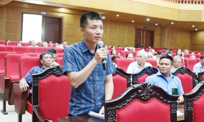  Cử tri tổ dân phố Cả Đông Côi nêu kiến nghị tại hội nghị. 