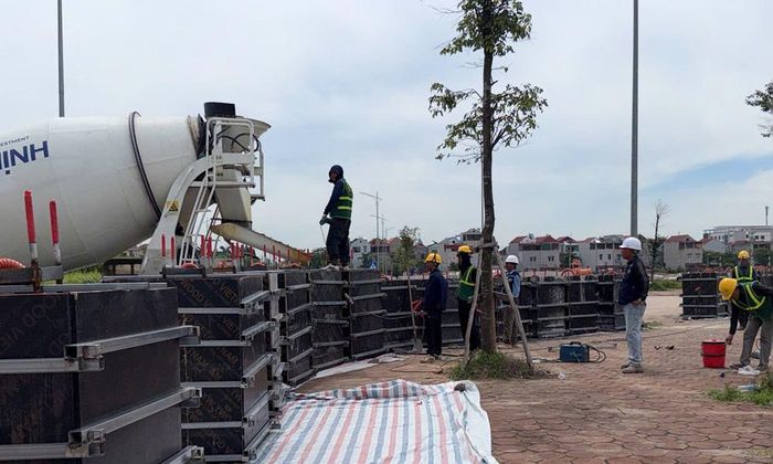 Đơn vị thi công đổ các cấu kiện bê tông ngay tại công trường khu tái định cư Đông Cứu 1.