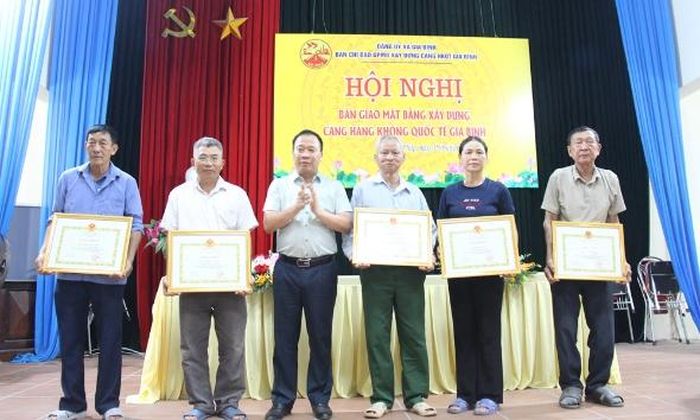  Lãnh đạo xã Gia Bình khen thưởng các hộ dân tiêu biểu trong công tác giải phóng mặt bằng. 