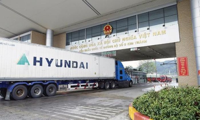  Xe chở quả vải tươi xuất khẩu thông quan qua Cửa khẩu Quốc tế đường bộ số II Kim Thành. 